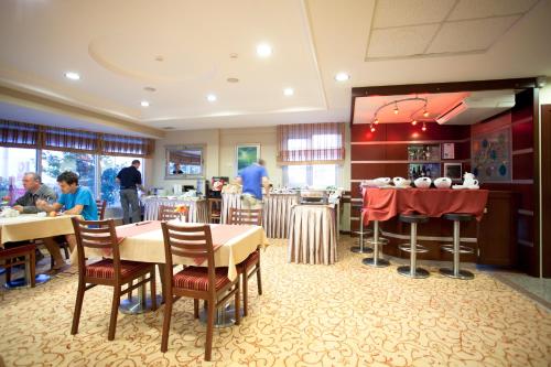 乔尔卢Sefa Hotel 2 Çorlu的一间设有桌椅的餐厅,供有食者享用