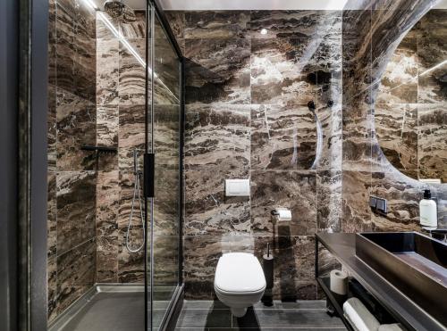 鹿特丹Le Marin Boutique Hotel的一间带卫生间和淋浴的浴室