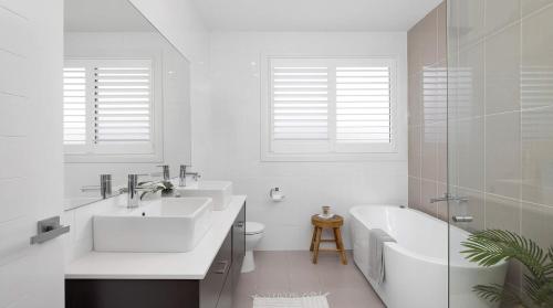 尼尔森湾Gypsea at the Bay, 26b Achilles St - Wi-Fi , air con, luxury and linen的白色的浴室设有2个盥洗盆和1个浴缸。