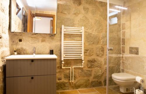 奥塔肯特Stone House w Private Pool and Garden in Bodrum的一间带水槽、卫生间和淋浴的浴室
