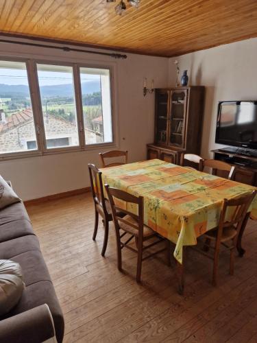 Chalmazel JeansagniereAncienne bergerie 1000m d altitude的一间带桌椅和电视的用餐室