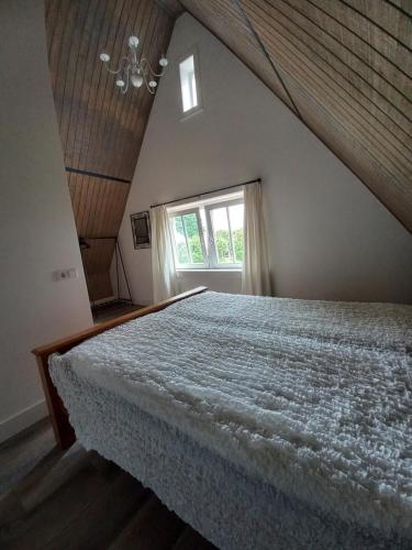 奥门Vakantiewoning - Veurom的一间卧室设有一张床和一个窗口