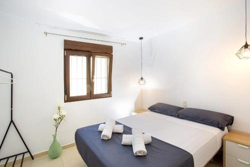 莫莱拉La Blanqueta- Alcasar的一间卧室配有带毛巾的床