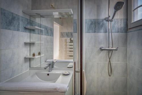 格勒诺布尔R 'Apparts T4 The Alpin Lodge的带淋浴、浴缸和盥洗盆的浴室