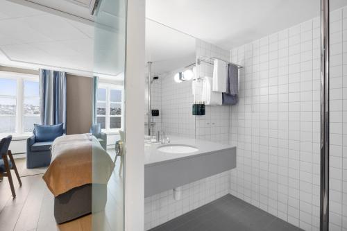 阿伦达尔迪霍尔蒙克拉丽奥酒店的一间带水槽和镜子的浴室