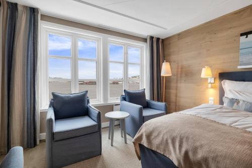 阿伦达尔迪霍尔蒙克拉丽奥酒店的酒店客房设有一张床、两把椅子和一扇窗户。