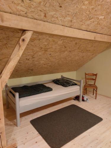 库伦瓦库夫River house National Park Una的配有木制天花板的客房内的一张双层床