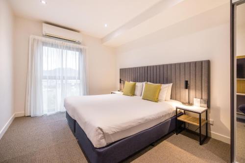 沃东加沃东加探索酒店的一间卧室设有一张大床和一个窗户。