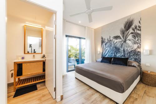格兰贝伊Modern Penthouse - Nautilya BS1的一间卧室配有一张床和镜子