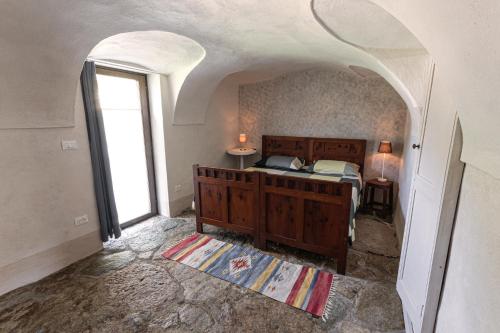 Settimo VittoneRelais del Brigante的一间卧室设有一张床和一个窗口