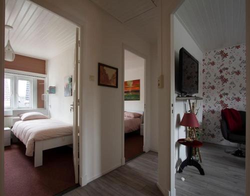 博克斯特尔Boxtel, Appartement (1-4p) nabij station/centrum的一间卧室配有两张床和电视。