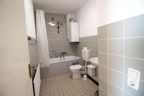 贝尔吉施格拉德巴赫Apartment Centrum Bergisch Gladbach的浴室配有卫生间、浴缸和水槽。
