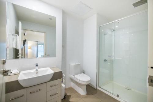 沃东加沃东加探索酒店的一间带水槽、卫生间和淋浴的浴室