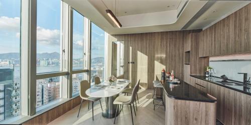 香港The Stellar的厨房配有桌椅和大窗户。