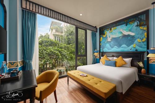 河内Eliana Signature Hanoi Hotel的一间卧室设有一张床和一个大窗户
