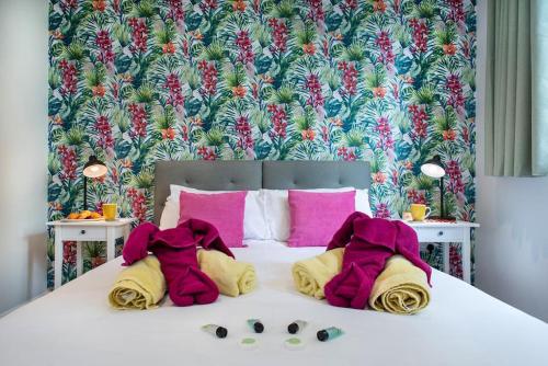 塔维斯托克Luxury Country Cottage, near Tavistock.的一间卧室配有带粉色和黄色枕头的床
