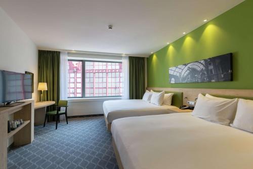 安特卫普汉普顿希尔顿安特卫普中央火车站 的酒店客房设有两张床和一台平面电视。