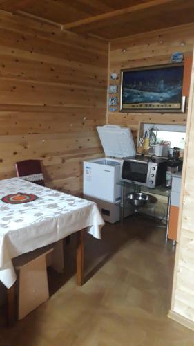 奥尔吉Tiny house in Ulgii的客房设有桌子和带电脑的书桌