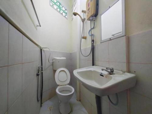 Kuala KeraiRz Gold Hotel Official Account的一间带卫生间和水槽的浴室
