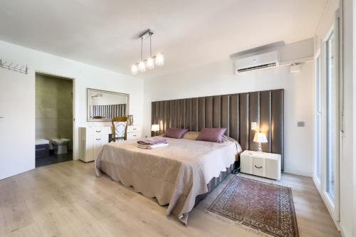 滨海比拉萨尔Impresionante Apartamento delante del Mar的一间卧室配有一张大床和木制床头板