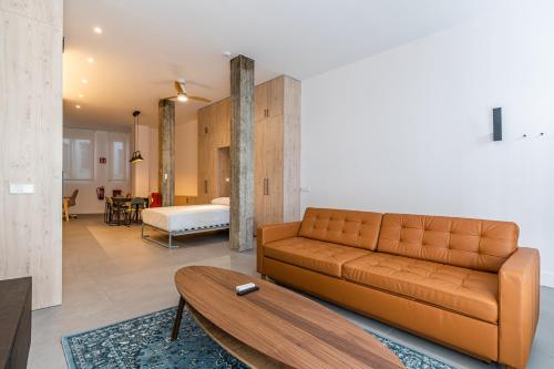 马德里VR Palace Apartments的客厅配有沙发和桌子