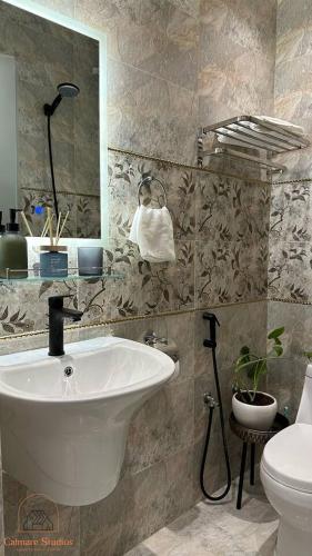 利雅德Twin beds - Self Check-in的浴室配有白色水槽和卫生间。