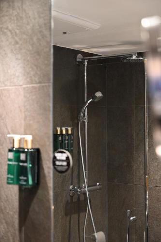 卑尔根克拉丽奥艾德莫洛酒店的浴室里设有玻璃门淋浴
