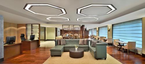 新德里新德里空港JW万豪酒店的大堂配有沙发、椅子和桌子