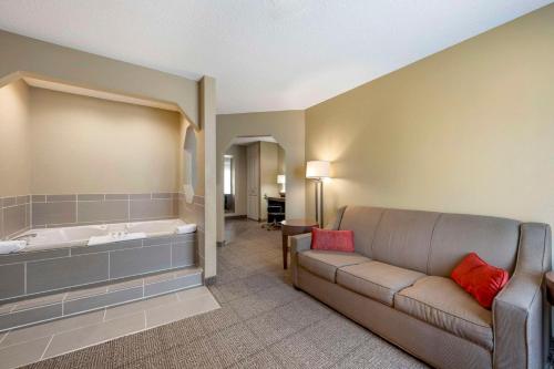 列克星敦Comfort Inn Lexington的带沙发和浴缸的客厅