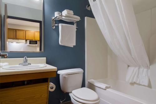 杰克逊维尔WoodSpring Suites Jacksonville I-295 East的浴室配有白色卫生间和盥洗盆。