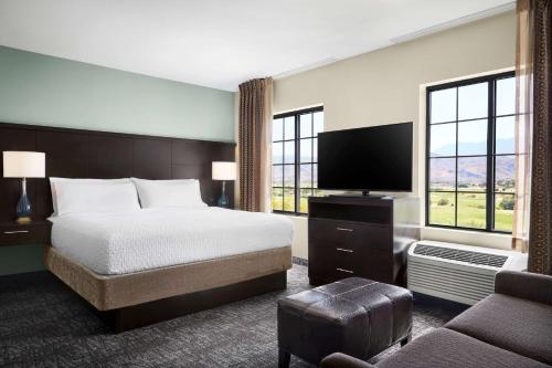 大教堂城Homewood Suites by Hilton Cathedral City Palm Springs的大型酒店客房设有床和电视。