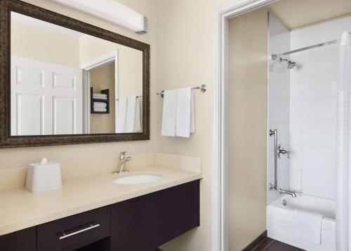 大教堂城Homewood Suites by Hilton Cathedral City Palm Springs的一间带水槽和镜子的浴室