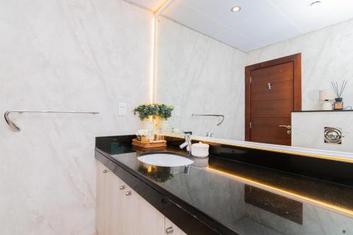 迪拜Cozy 2BR Delux Apartment in Dubai Marina的一间带水槽和镜子的浴室