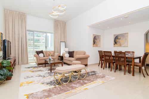 迪拜Cozy 2BR Delux Apartment in Dubai Marina的带家具的客厅和用餐室