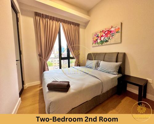 吉隆坡Sentral Suites KL Sentral by The Cynefin的一间卧室设有一张大床和窗户