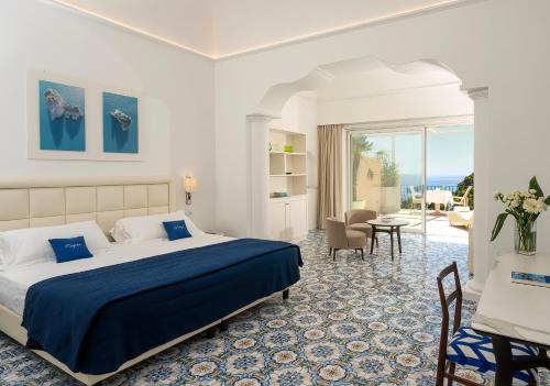 卡普里维加酒店的酒店客房设有一张床和一个露台。
