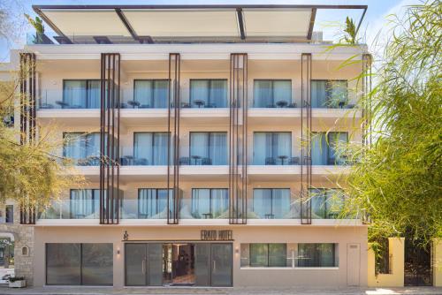 卡罗维西Erato by Samian Mare的公寓大楼设有许多窗户