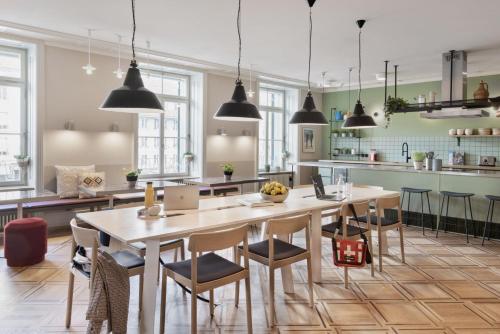 日内瓦Stay KooooK Geneva City - Online Check In NEW OPENING的厨房配有大型木桌和椅子
