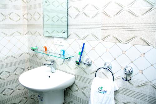 IseyinSILVERZB RESORT的一间带水槽、卫生间和镜子的浴室