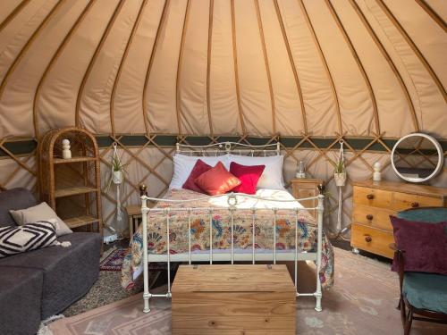 NitonPuckaster Cove Garden Yurt的蒙古包内一间卧室,配有一张床