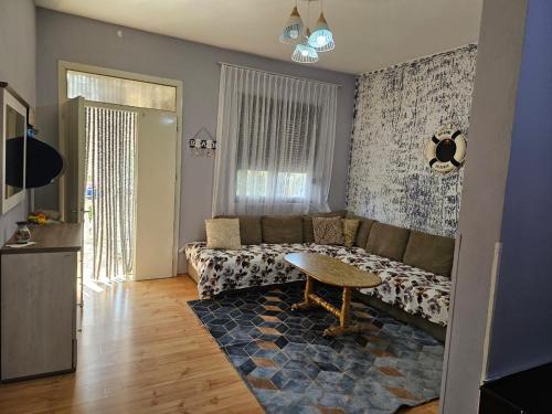 维利波吉Titi's home Velipoje的客厅配有沙发和桌子
