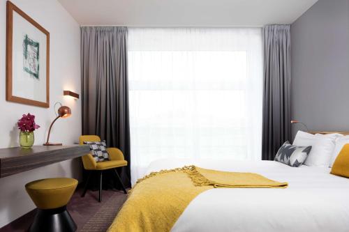柏林art'otel berlin mitte, Powered by Radisson Hotels的卧室配有白色的床和窗户。