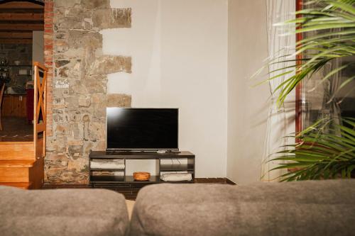 DobravljeHoliday Home GaMaJaMa的一间带电视和沙发的客厅