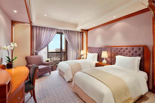 吉达吉达丽思卡尔顿酒店 的酒店客房配有两张床和一张书桌