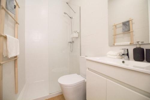 马林堡Comfortable getaway in Medieval Castro Marim的白色的浴室设有卫生间和淋浴。