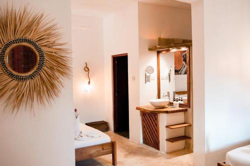 江比阿Pili Pili Oasis的一间带水槽和镜子的浴室