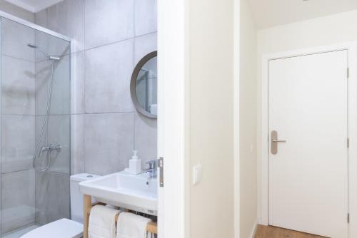 里斯本里斯本故事宾馆的一间带水槽、卫生间和镜子的浴室