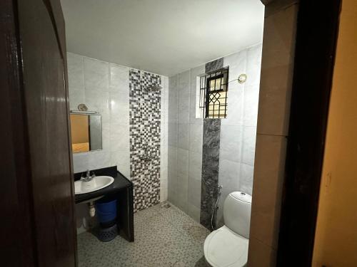 瓦加托Sunshine Vagator的一间带卫生间和水槽的浴室