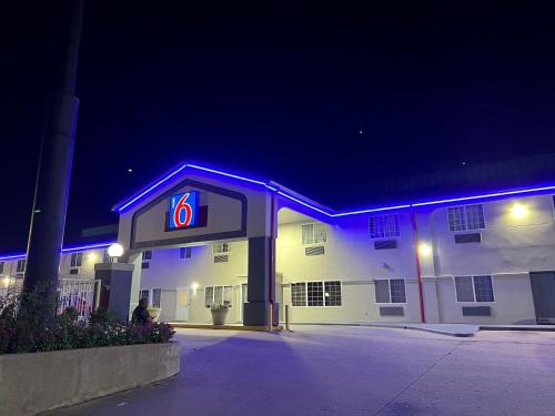 塔尔萨Motel 6 Tulsa, OK Airport的加油站,有6个灯