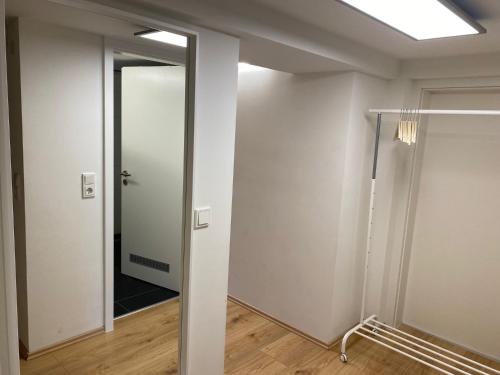 普福尔茨海姆Mini Apartment mit Bad und Küche的一个空房间,有镜子和门
